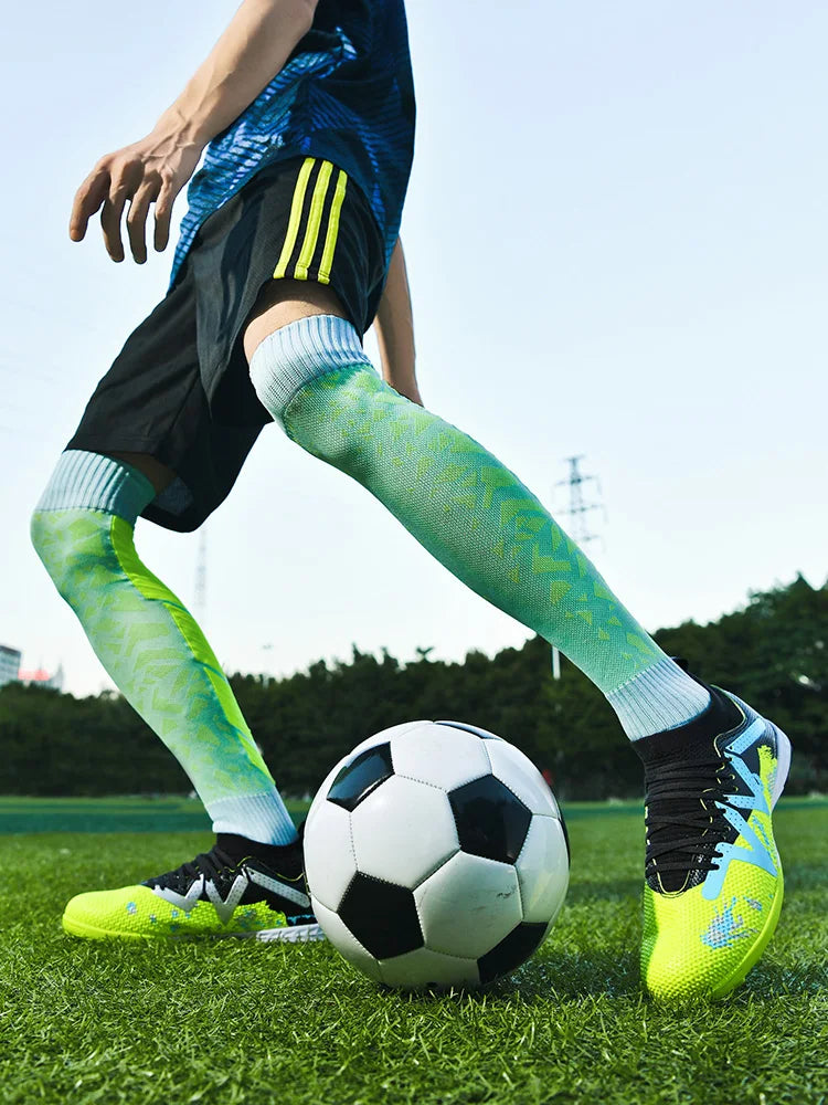 New Men's Football Shoes Society Cleats Professional Soccer Shoes Indoor Fast Football Field Boots Sneakers Boy Original Training