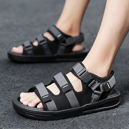 Une paire de sandales d'été simples et tendance, respirantes, résistantes à l'usure, légères, décontractées, prêtes pour la plage, chaussures de conduite polyvalentes pour hommes