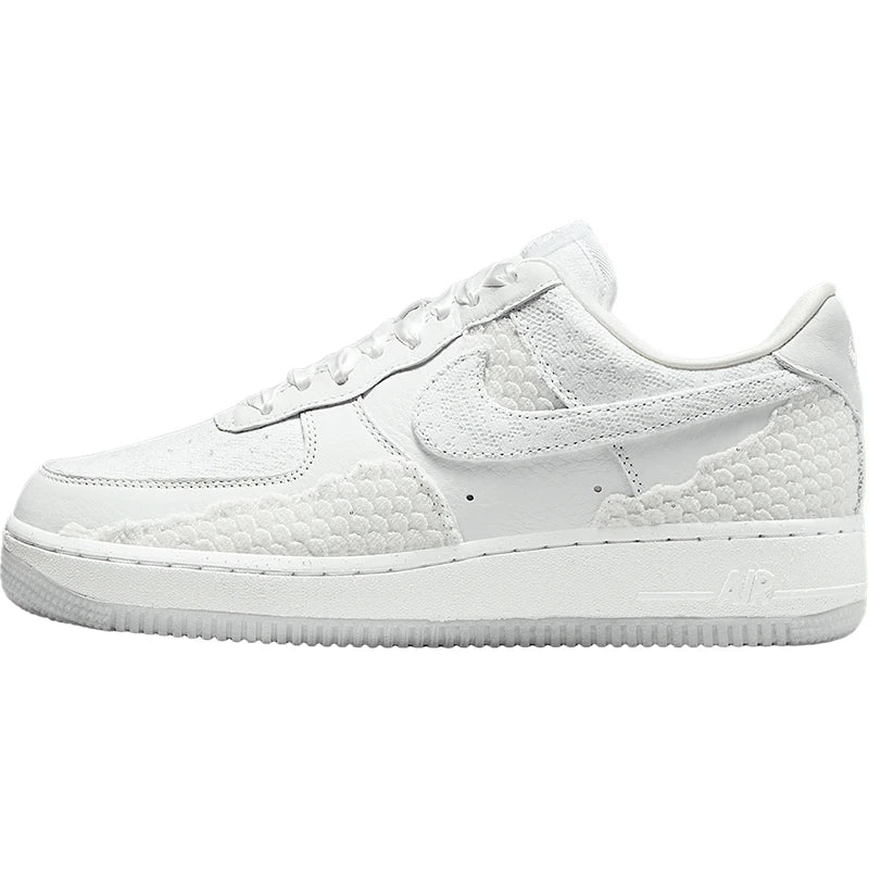 Nike Authentic Air Force 1 AF1 Damen-Sneaker im klassischen Stil mit dicker Sohle HV6011-111