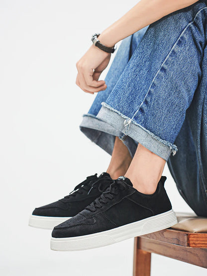 1 pair Sports Casual Skateboarding Shoes Comfortable and Fashionable, with a snug upper that fits the foot and a slip-resistant,