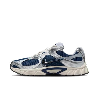 „NIKE V5 RNR“ kasdieniai bėgimo bateliai. Kasdienis komfortas. Lengvi. Kvėpuojantys. Laisvalaikio apranga. Unisex. HJ5228-001