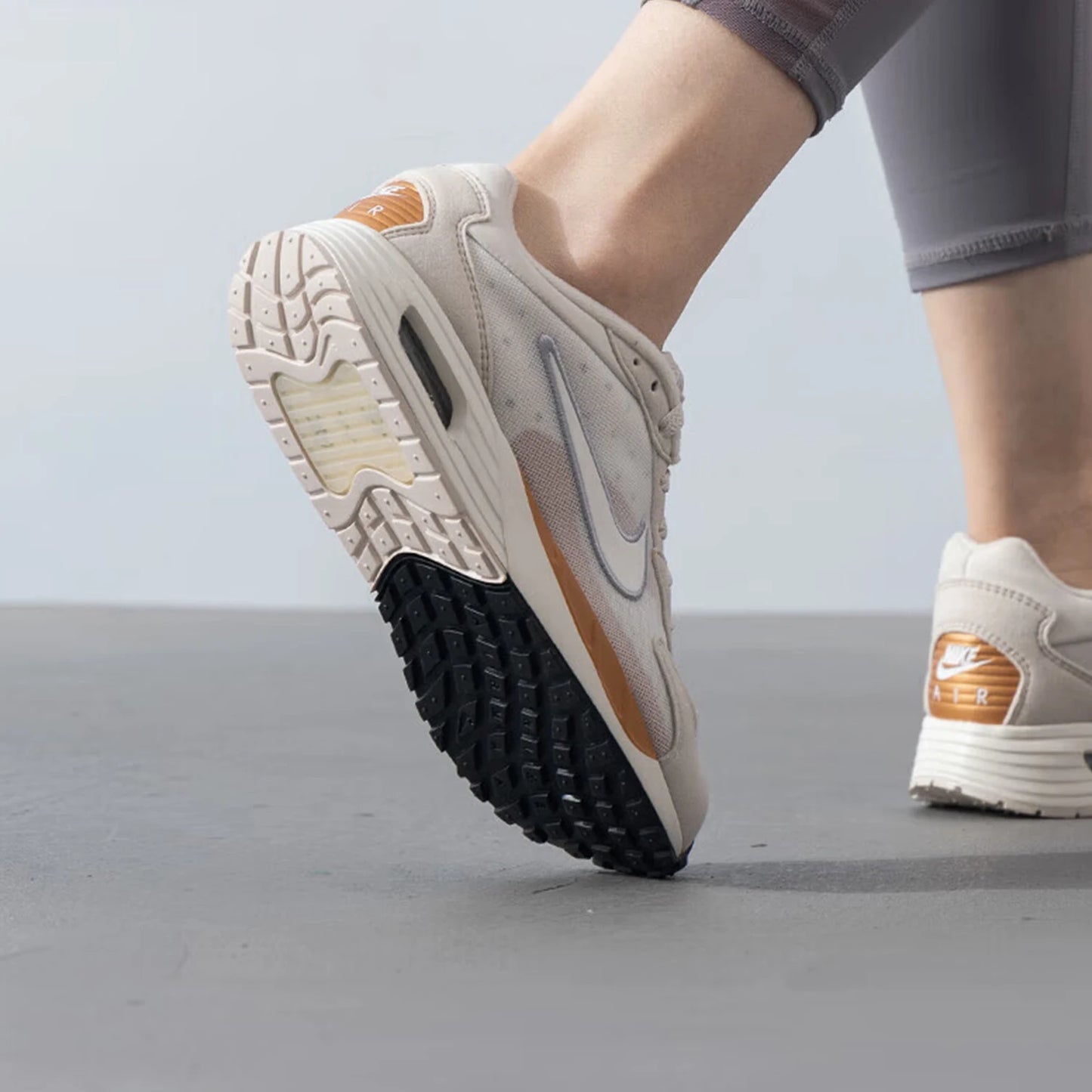 Dámské lehké běžecké boty Nike Genuine Air Max Solo FN0784-105