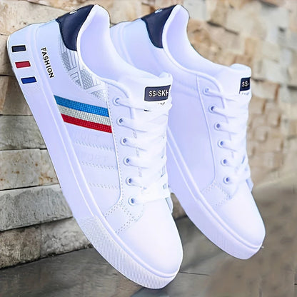 Une paire de baskets blanches, parfaites pour le skateboard, les sports décontractés et le quotidien. Léger avec une semelle souple, adapté pour