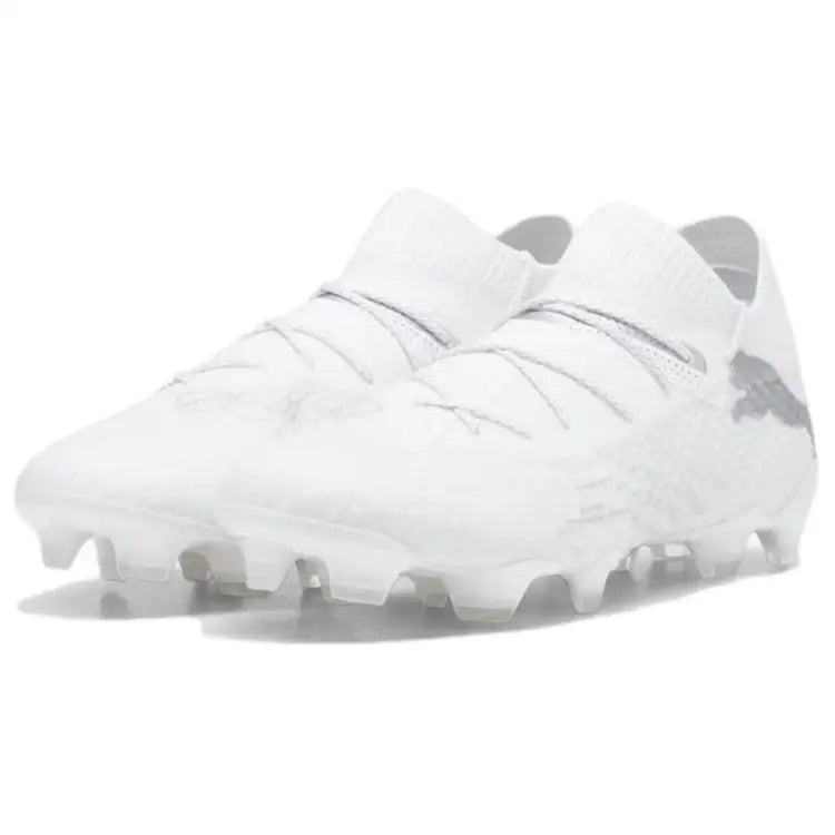 Baskets Puma Future 7 Ultimate FG AG, modèle blanc, couleur argentée, 107916-04.