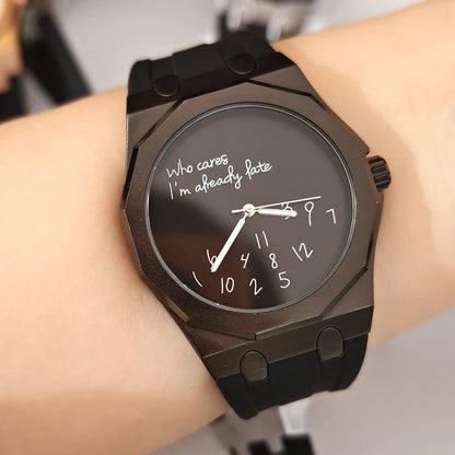 Luksusowy zegarek męski z ośmiokątną kopertą i silikonowym paskiem, wodoodporny, wyposażony w tarczę z humorystycznym hasłem „Who Cares I'm Already Late” (No i co z tego, i tak już się spóźniłem).