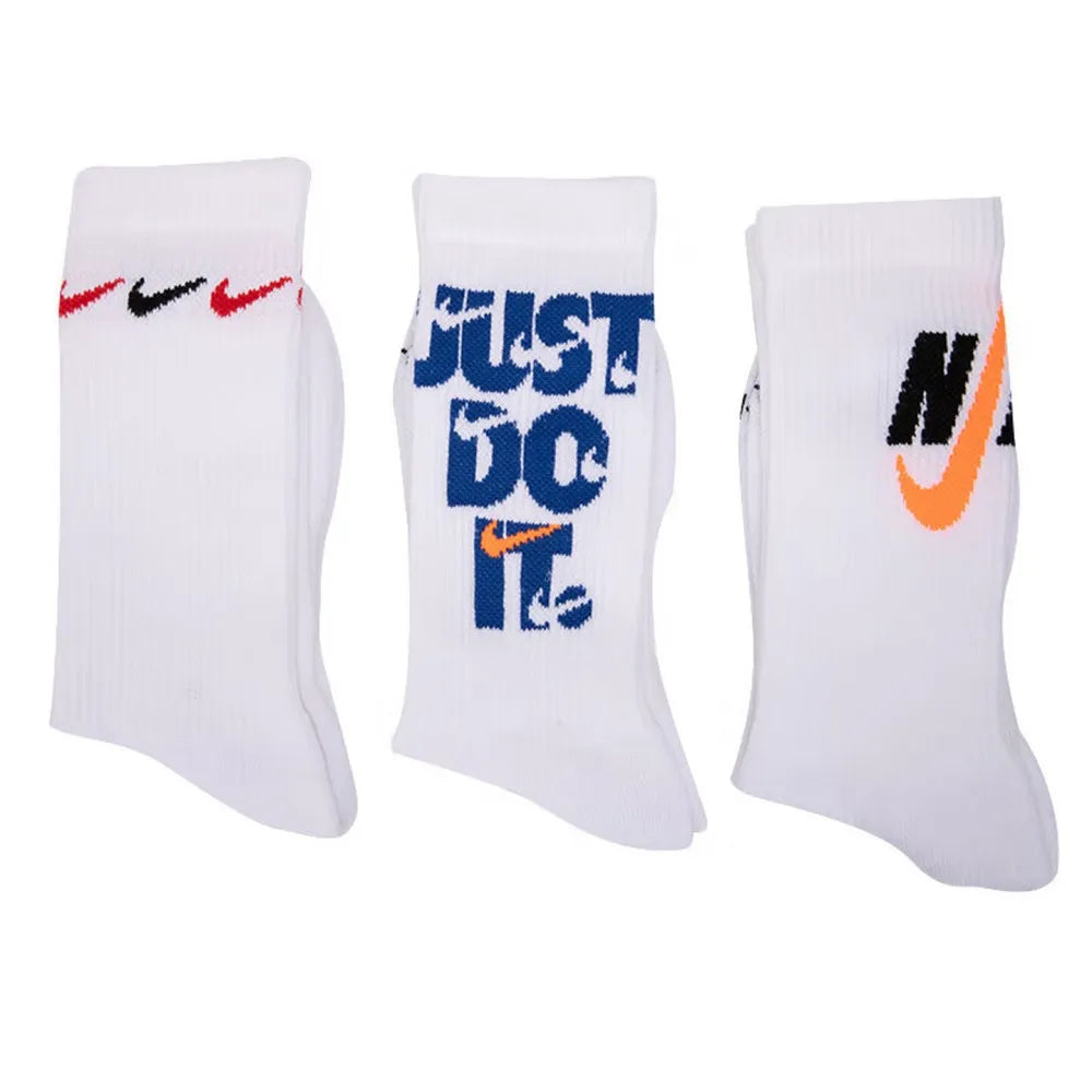 Nike EVERYDAY CREW: Stylish, comfortable, slip-resistant, and durable unisex soft basketball socks (3-pack)  DA2123-100