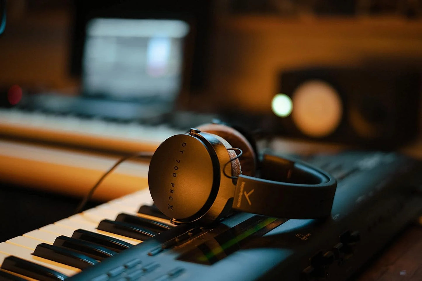 Beyerdynamic DT 700 PRO X Professional Studio Headphones, Closed-Back Hi-Fi Monitoring Headphones for Recording, Mixing & Audio Production