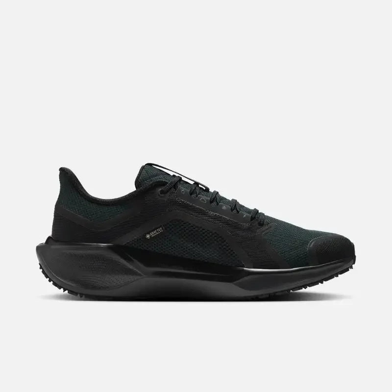 „Nike Pegasus 41 GORE-TEX“ vandeniui atsparūs, kvėpuojantys, amortizuojantys žemi bėgimo bateliai vyrams, juodi