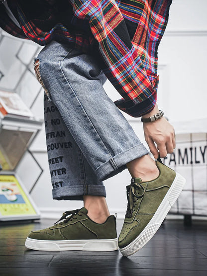 1 pair Sports Casual Skateboarding Shoes Comfortable and Fashionable, with a snug upper that fits the foot and a slip-resistant,